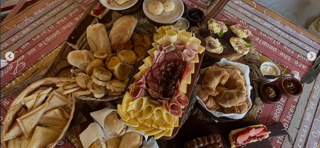 Mesa de brunch de campo